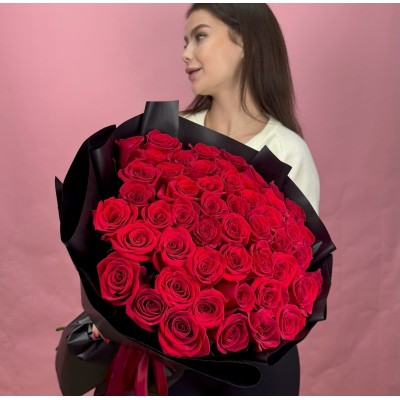 Букет из 51 розы в черной упаковке Букет из 51 розы в черной упаковке