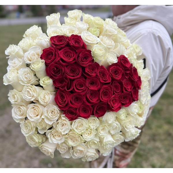 Букет из 101 белой розы с красным сердцем