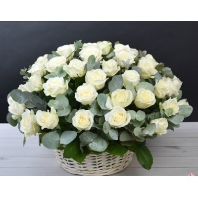 Корзина из 51 белой розы с зеленью 