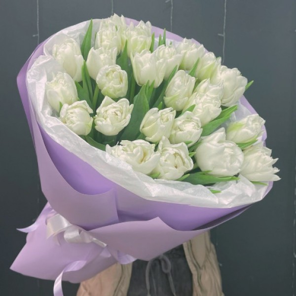25 белых пионовидных тюльпанов