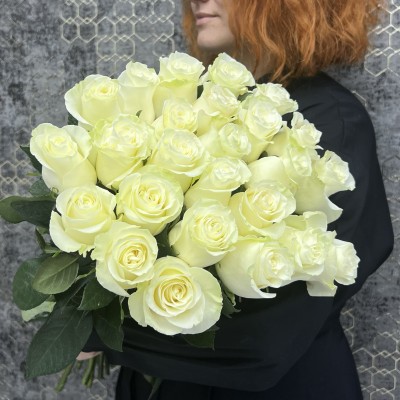 Букет из 25 белых роз 60 см Эквадор